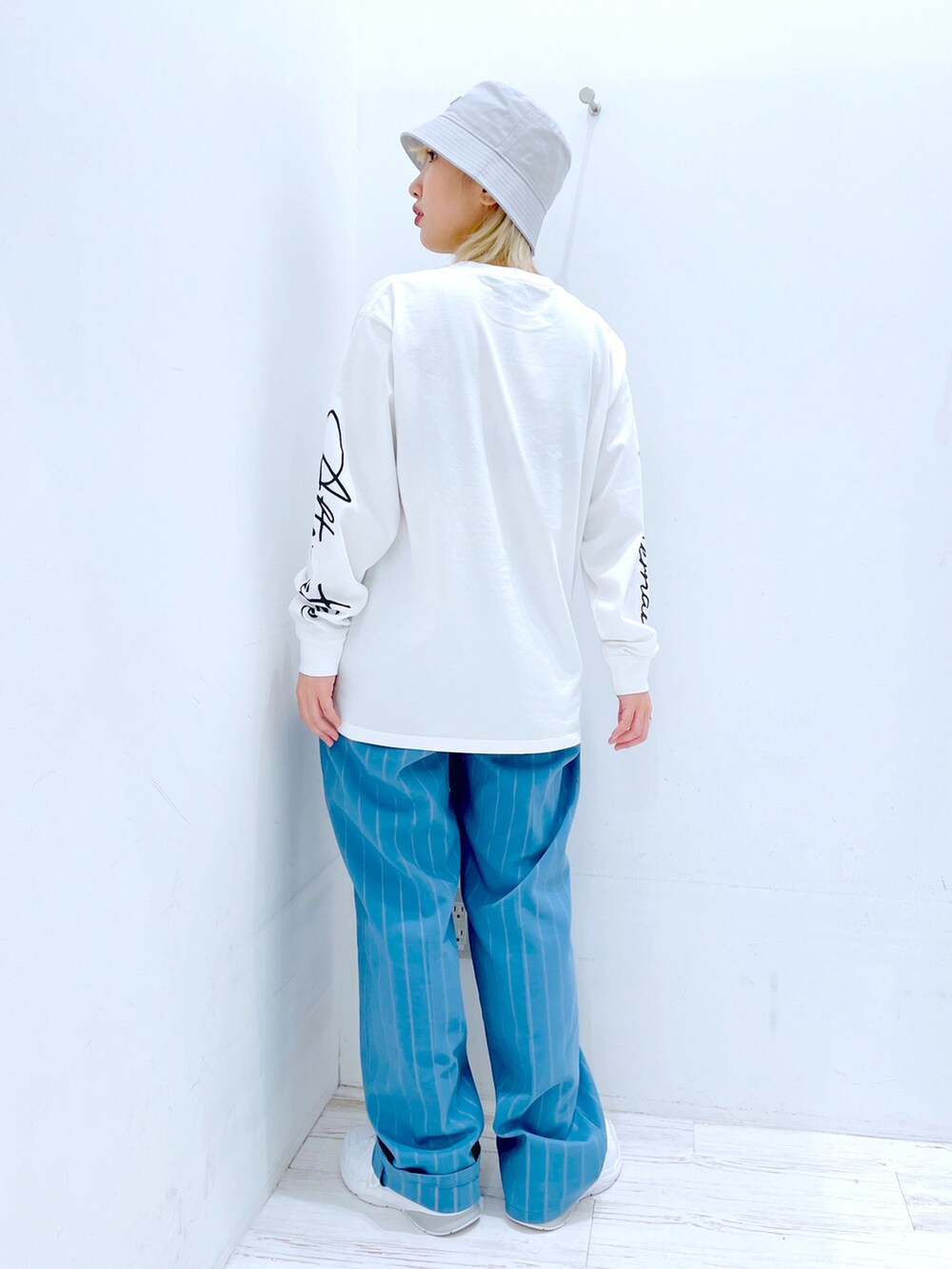 ホワイト系のTシャツ/カットソー、ブルー系のその他パンツを着用したレディースの春コーディネートの3枚目の写真