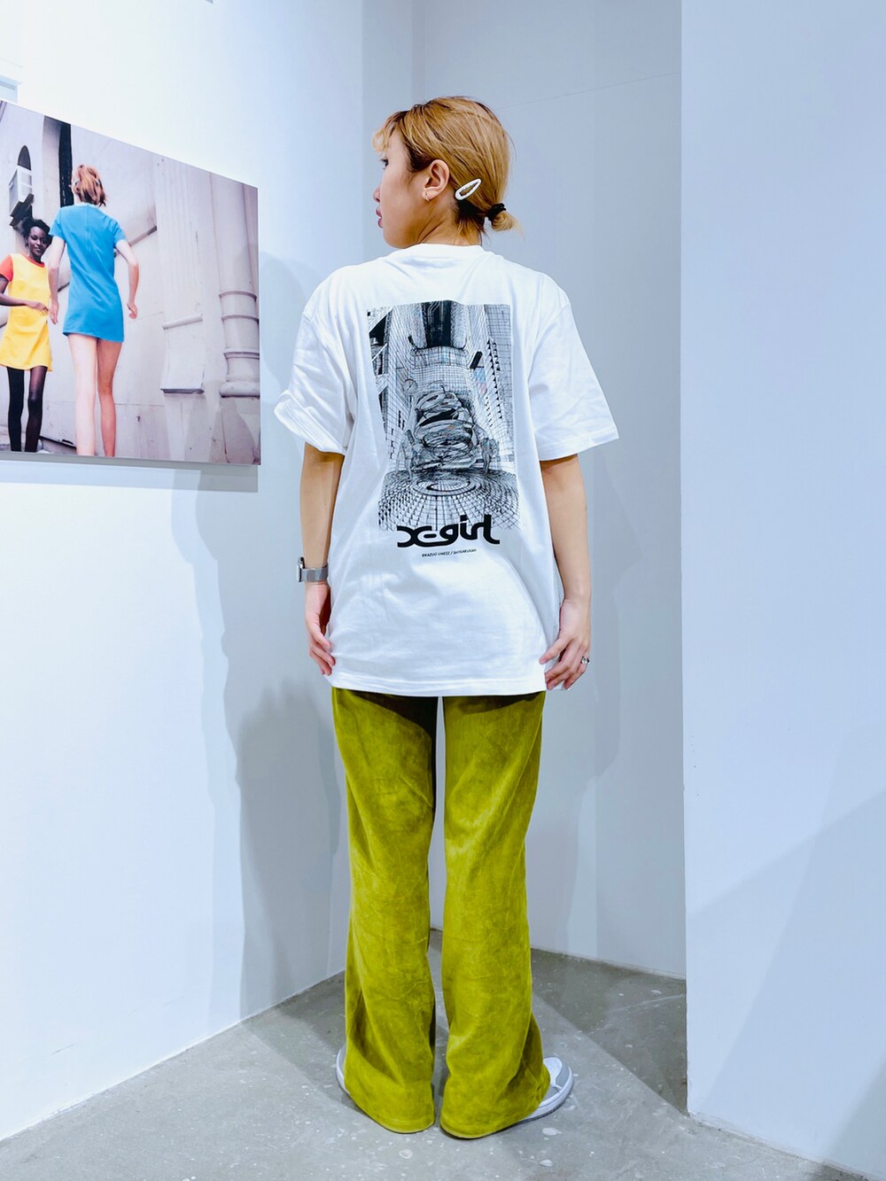 グリーン系のその他パンツ、グレー系のスウェット、ホワイト系のTシャツ/カットソーを着用したレディースの冬コーディネートの3枚目の写真