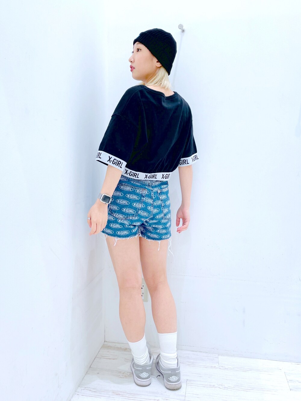 ブラック系のTシャツ/カットソー、ブルー系のデニムパンツ、ブラック系のニットキャップ/ビーニーを着用したレディースの春コーディネートの2枚目の写真