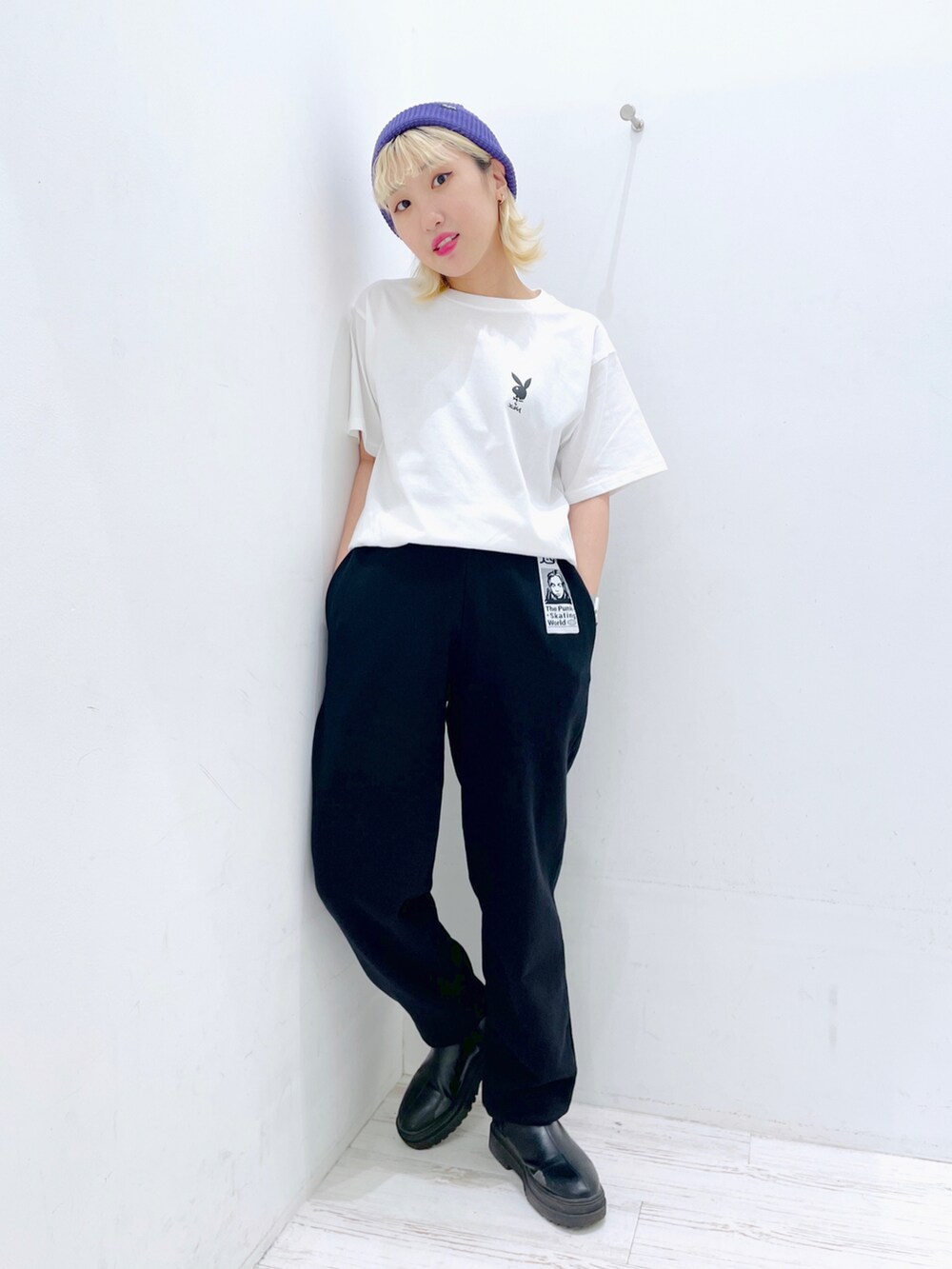 ホワイト系のTシャツ/カットソー、ブラック系のスウェットパンツ、ブラック系のニットキャップ/ビーニーを着用したレディースの春コーディネートの2枚目の写真