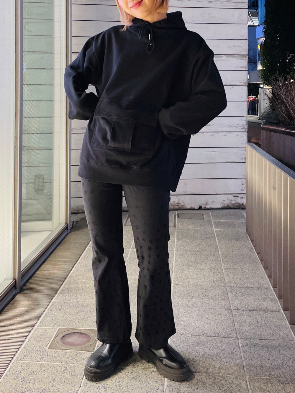 ブラック系のパーカー、ブラック系のその他パンツ、パープル系のニットキャップ/ビーニーを着用したレディースの冬コーディネートの2枚目の写真