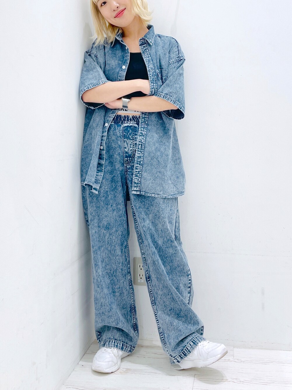 ブルー系のデニムパンツ、ブルー系のシャツ/ブラウス、ブラック系のタンクトップを着用したレディースの春コーディネートの2枚目の写真