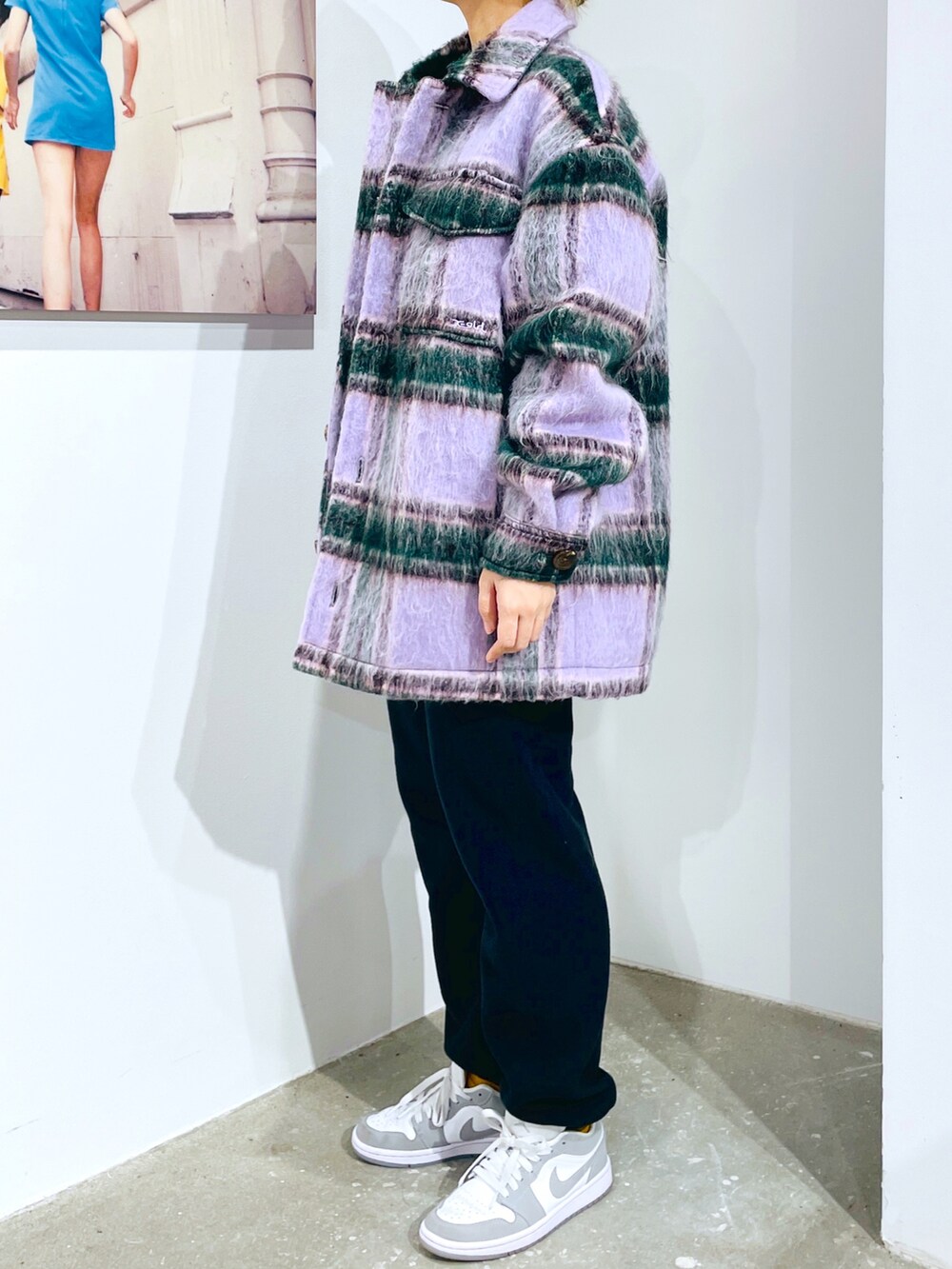 ブラック系のスウェットパンツ、ブラック系のスウェット、パープル系のその他アウターを着用したレディースの秋コーディネートの4枚目の写真