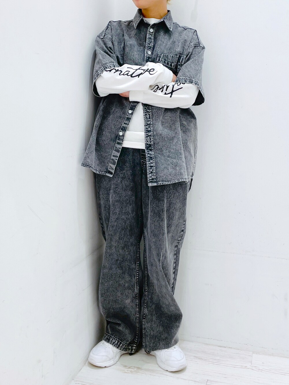 ブラック系のデニムパンツ、ブラック系のシャツ/ブラウス、ホワイト系のTシャツ/カットソーを着用したレディースの春コーディネートの2枚目の写真