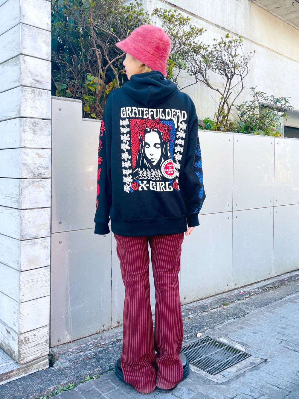 ブラウン系のその他パンツ、ブラック系のパーカー、ブラウン系のハットを着用したレディースの秋コーディネートの4枚目の写真