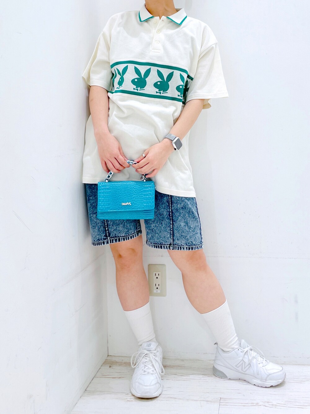 ホワイト系のシャツ/ブラウス、ブルー系のショルダーバッグ、ブルー系のデニムパンツを着用したレディースの春コーディネートの2枚目の写真