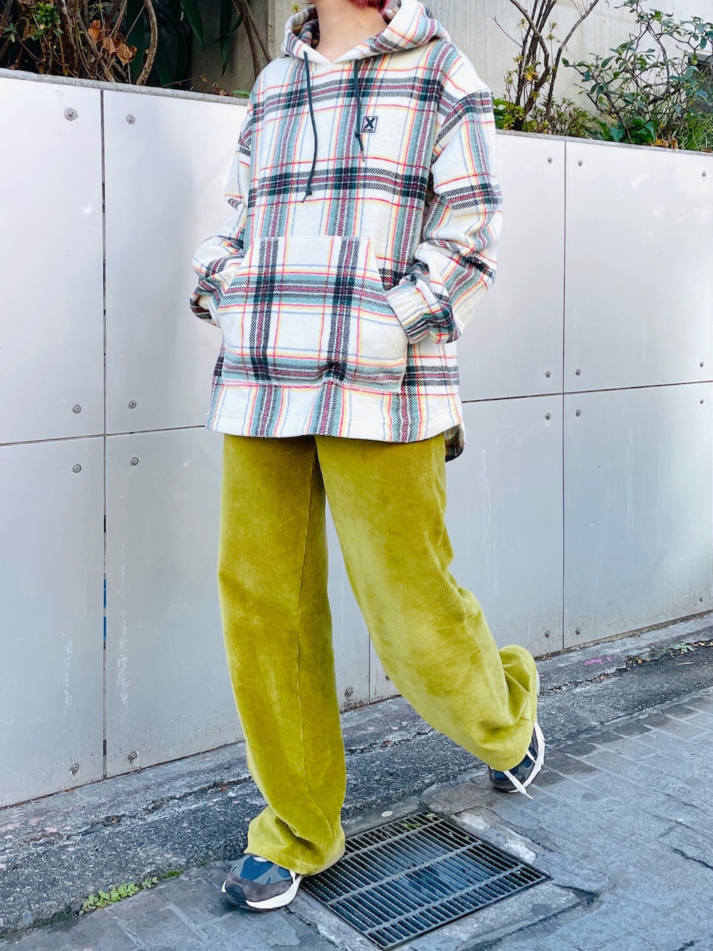 グリーン系のその他パンツ、ホワイト系のパーカー、ブラウン系のハットを着用したレディースの冬コーディネートの2枚目の写真