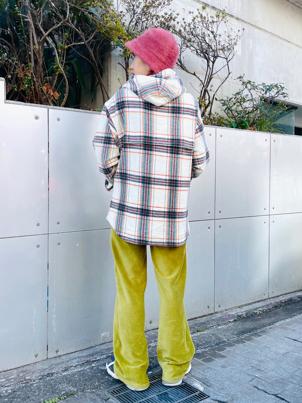 グリーン系のその他パンツ、ホワイト系のパーカー、ブラウン系のハットを着用したレディースの冬コーディネートの3枚目の写真