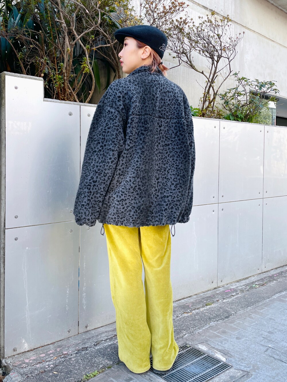 ホワイト系のTシャツ/カットソー、ブラック系のナイロンジャケット、グリーン系のその他パンツを着用したレディースの冬コーディネートの3枚目の写真