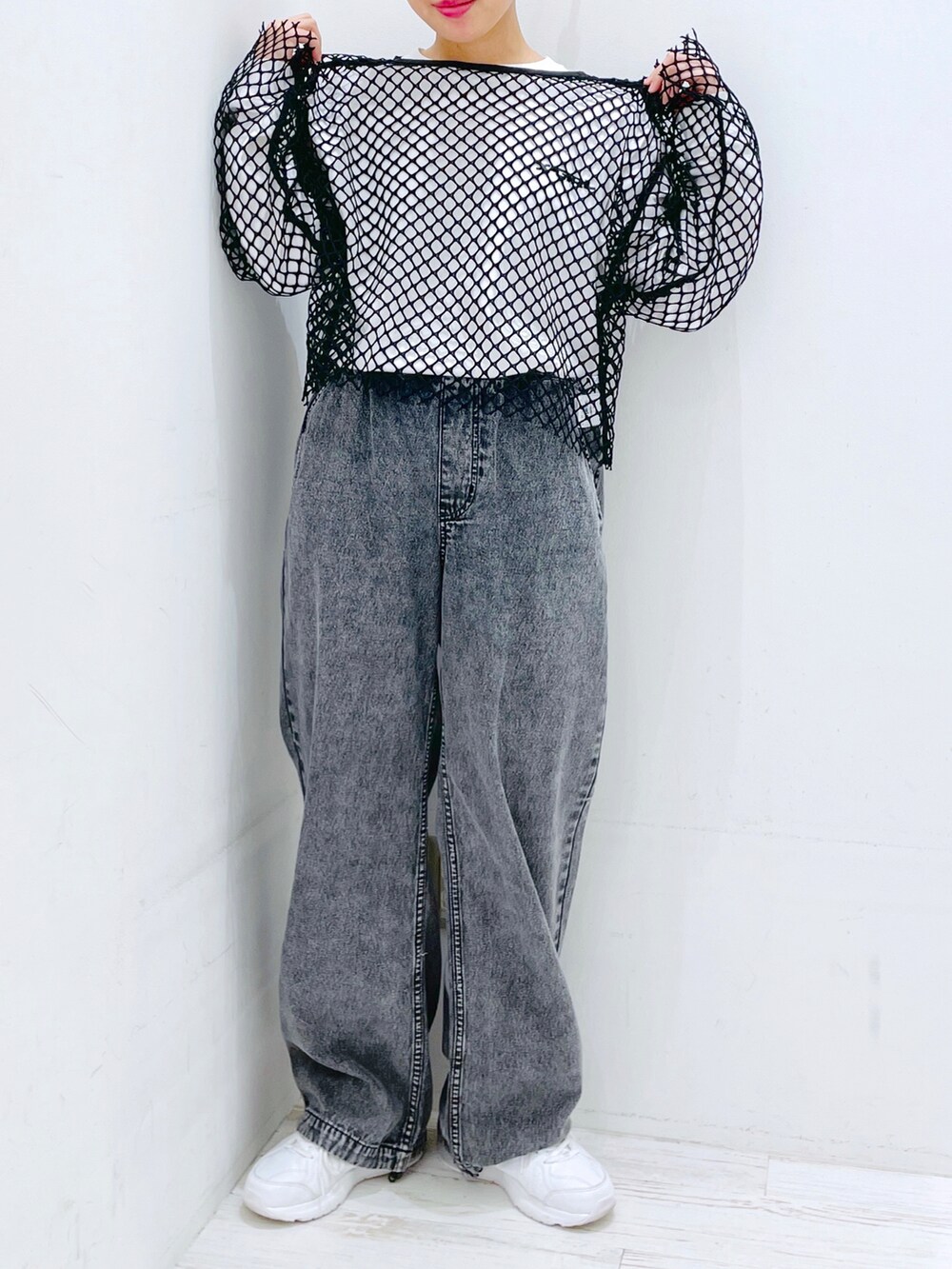 ブラック系のデニムパンツ、ブラック系のTシャツ/カットソー、ホワイト系のTシャツ/カットソーを着用したレディースの春コーディネートの2枚目の写真