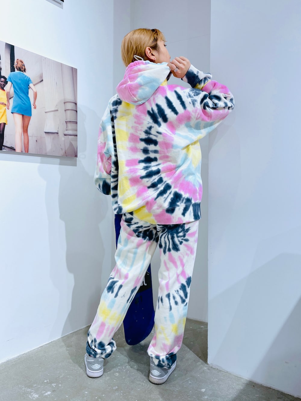 ホワイト系のパーカー、ホワイト系のスウェットパンツ、ブルー系のその他雑貨を着用したレディースの冬コーディネートの2枚目の写真