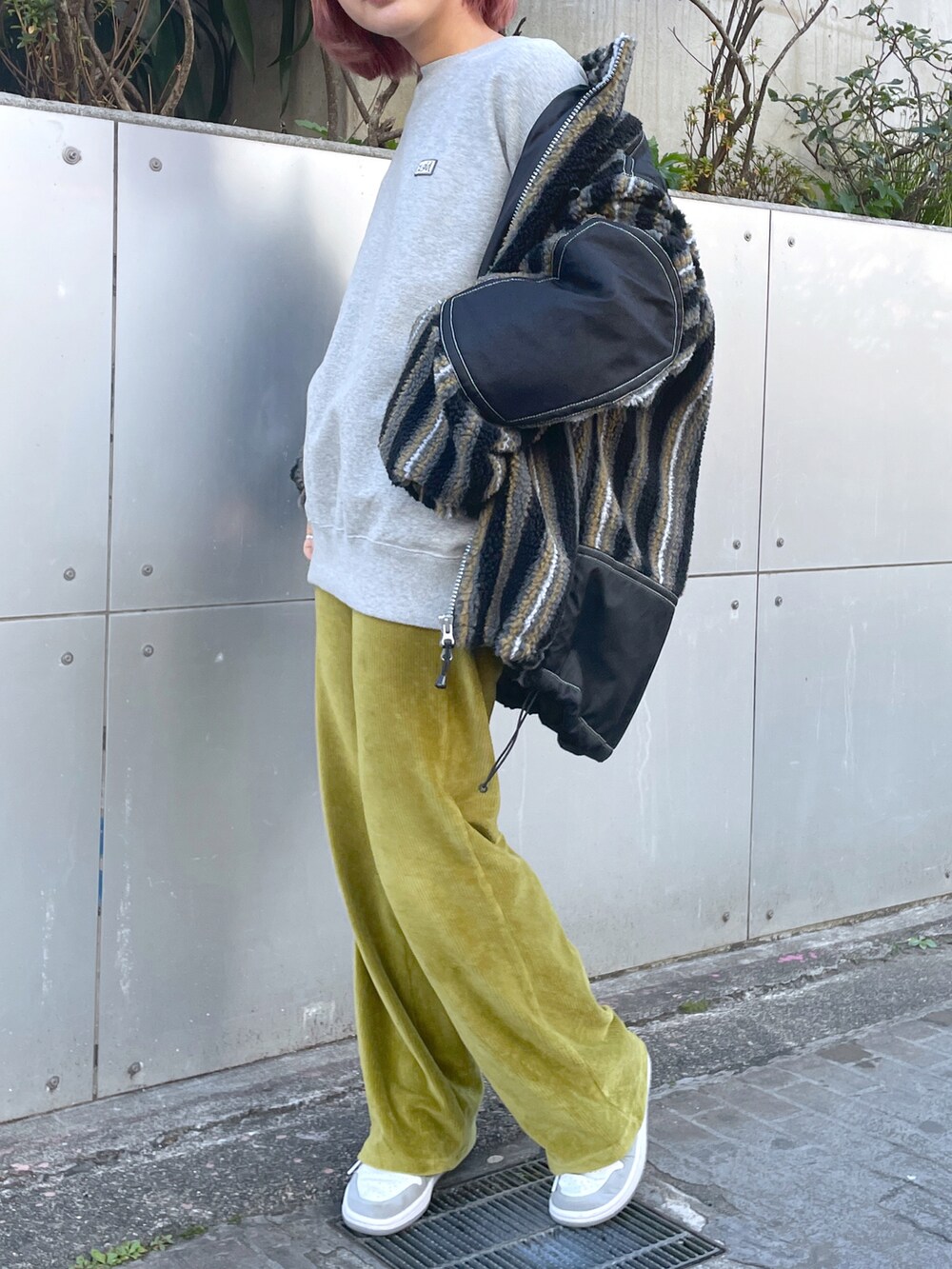 グリーン系のその他パンツ、グレー系のスウェット、その他のブルゾンを着用したレディースの冬コーディネートの3枚目の写真