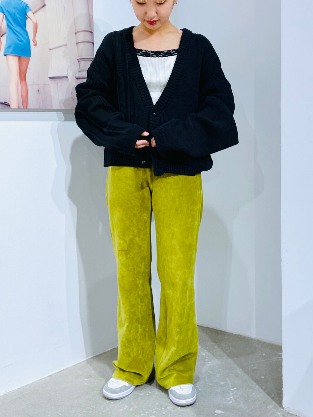 グリーン系のその他パンツ、ホワイト系のキャミソール、ブラック系のカーディガン/ボレロを着用したレディースの冬コーディネートの3枚目の写真