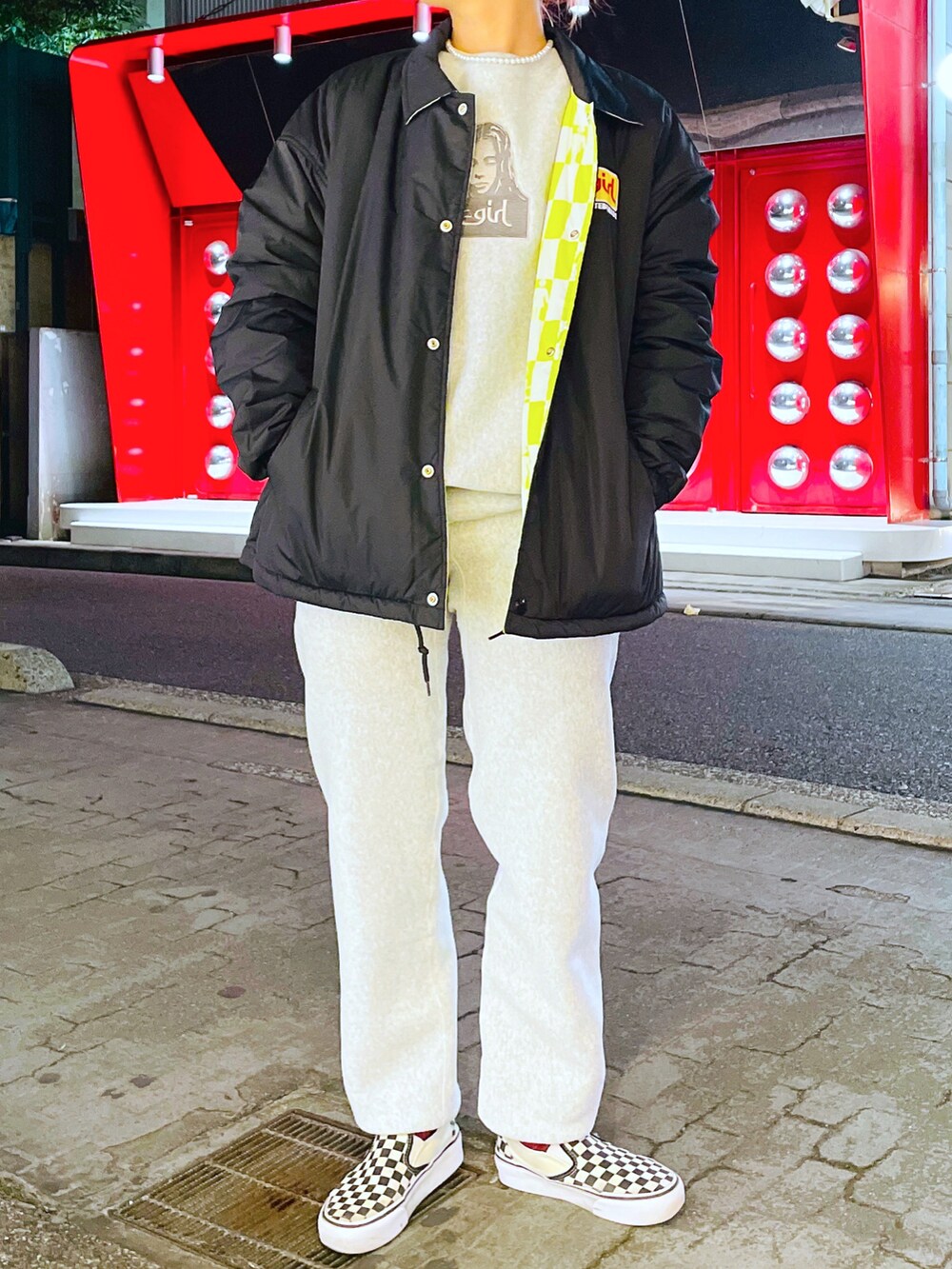 グレー系のスウェット、グレー系のスウェットパンツ、ブラック系のブルゾンを着用したレディースの秋コーディネートの3枚目の写真