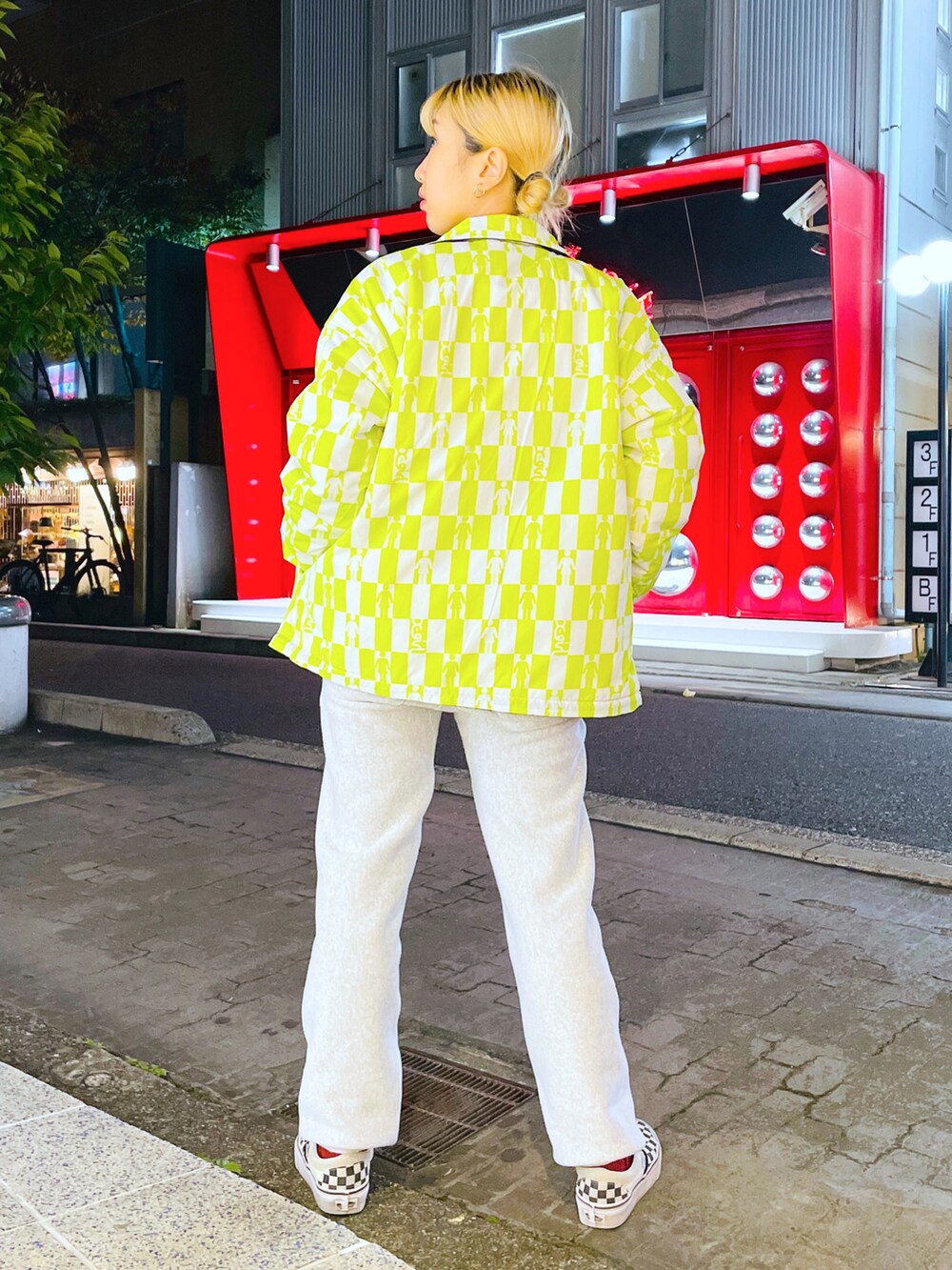 グレー系のスウェット、グレー系のスウェットパンツ、ブラック系のブルゾンを着用したレディースの秋コーディネートの5枚目の写真