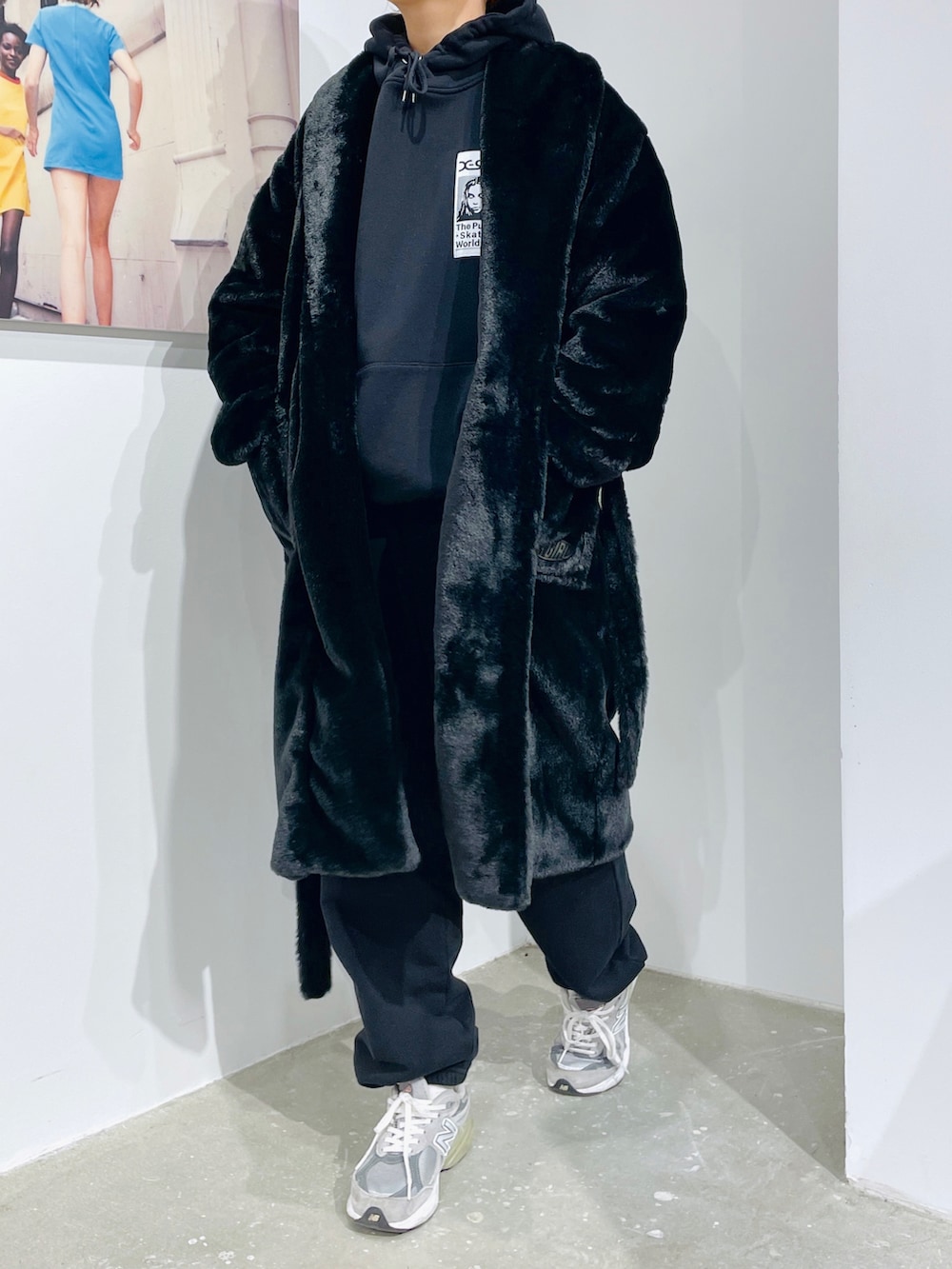 ブラック系のパーカー、ブラック系のその他アウター、ブラック系のスウェットパンツを着用したレディースの冬コーディネートの2枚目の写真