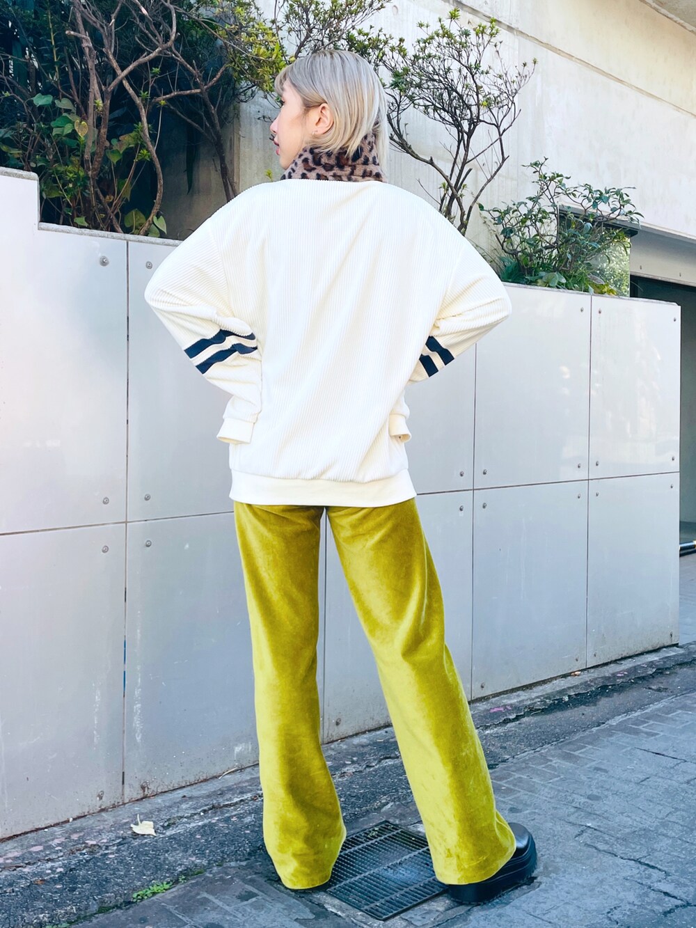 ホワイト系のTシャツ/カットソー、グリーン系のその他パンツ、ブラック系のブーツを着用したレディースの秋コーディネートの4枚目の写真