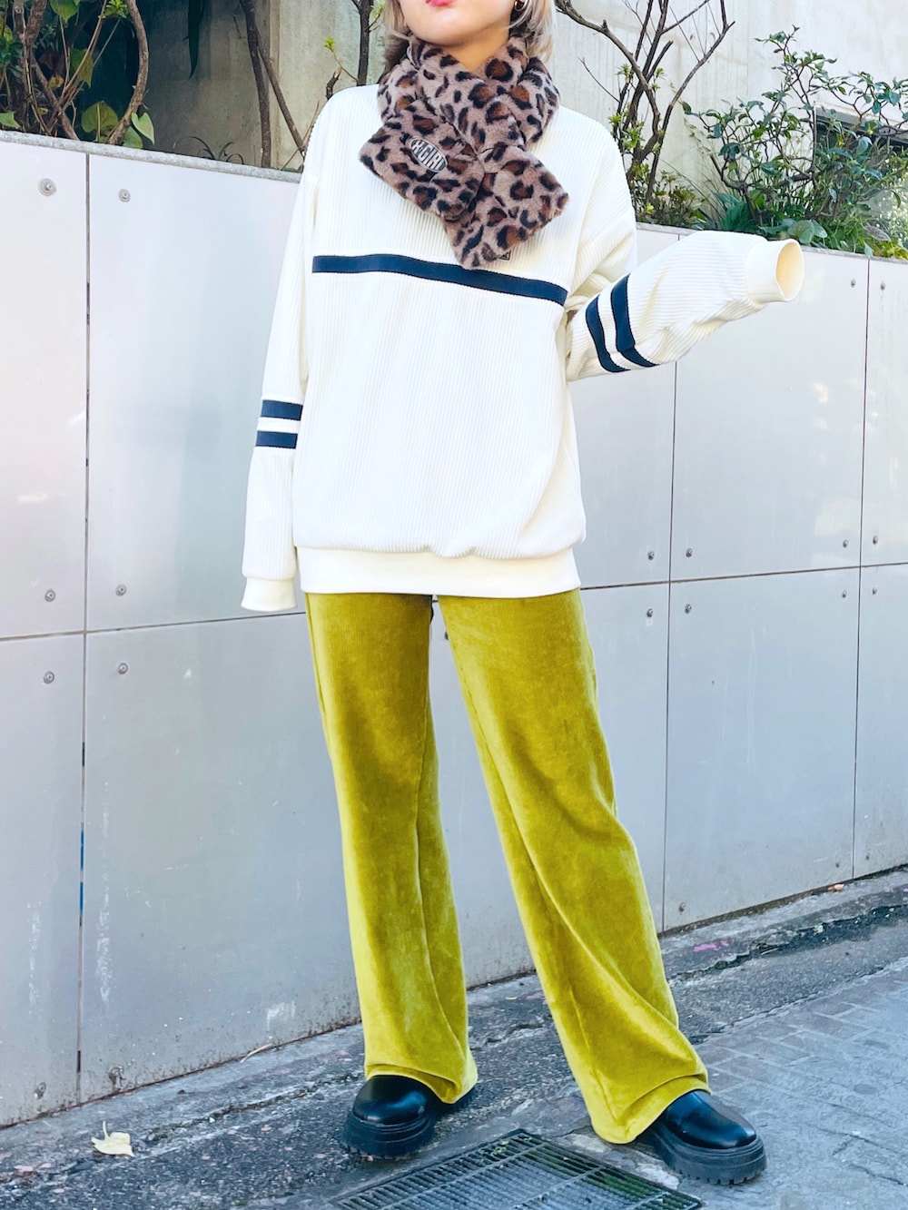 ホワイト系のTシャツ/カットソー、グリーン系のその他パンツ、ブラック系のブーツを着用したレディースの秋コーディネートの2枚目の写真