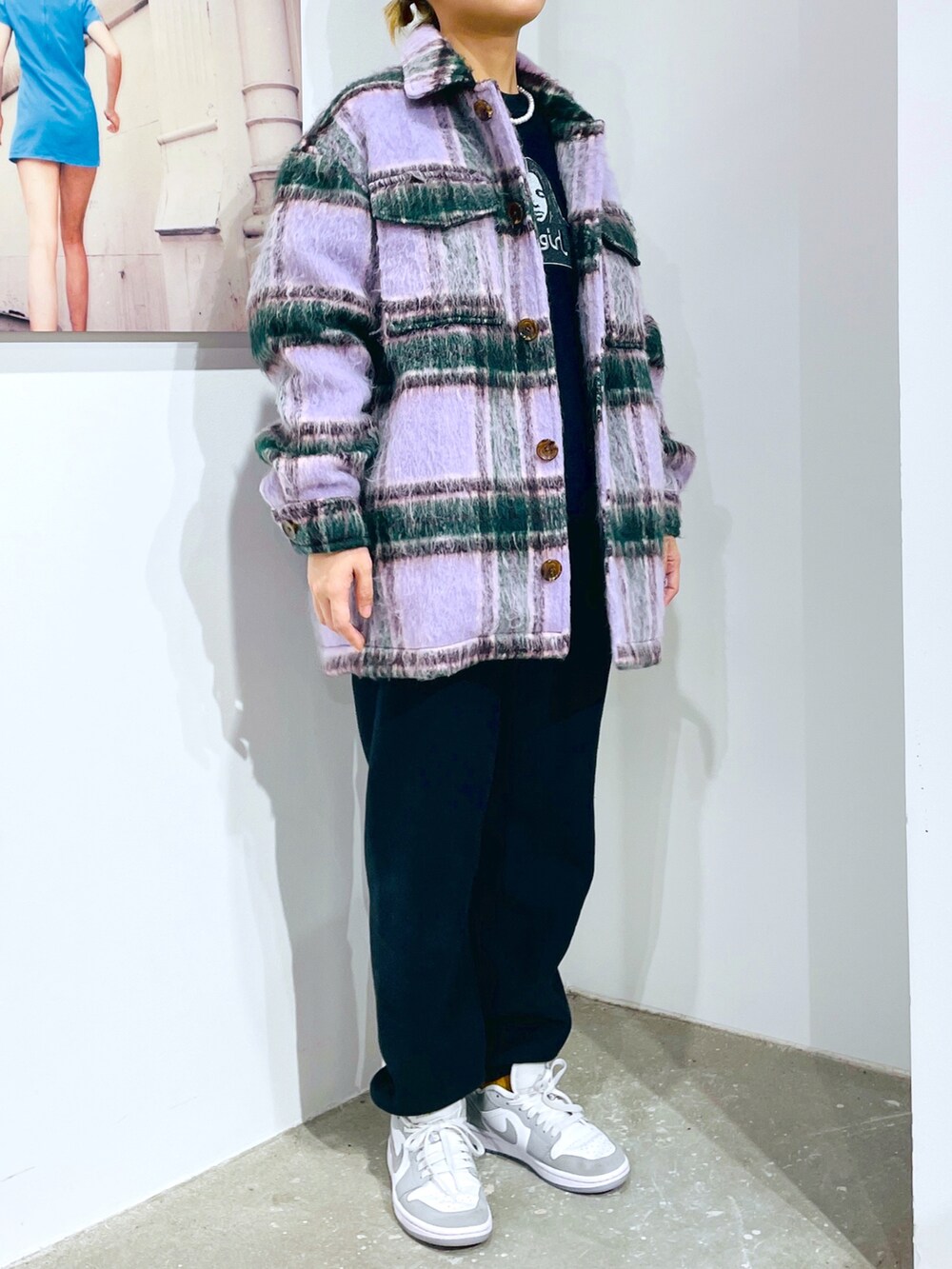 ブラック系のスウェットパンツ、ブラック系のスウェット、パープル系のその他アウターを着用したレディースの秋コーディネートの5枚目の写真