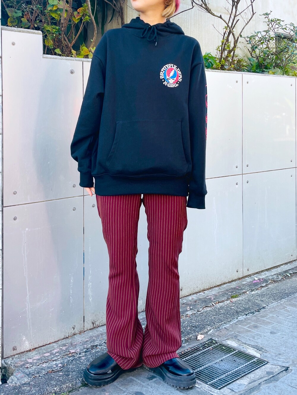 ブラウン系のその他パンツ、ブラック系のパーカー、ブラウン系のハットを着用したレディースの秋コーディネートの3枚目の写真