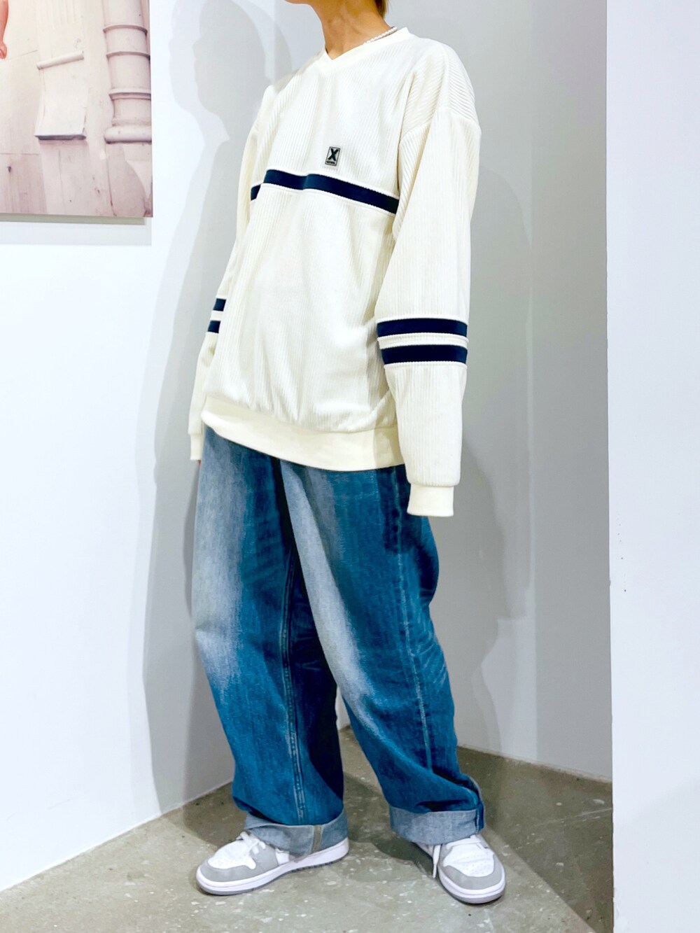 ブルー系のデニムパンツ、ホワイト系のTシャツ/カットソー、ホワイト系のブルゾンを着用したレディースの秋コーディネートの5枚目の写真