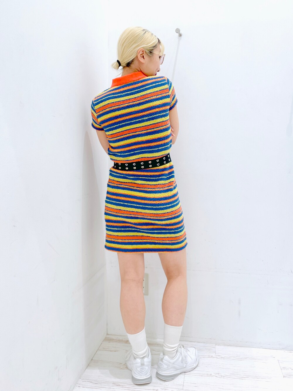 ホワイト系のワンピース、ブラック系のベルト、ベージュ系のサングラスを着用したレディースの春コーディネートの2枚目の写真