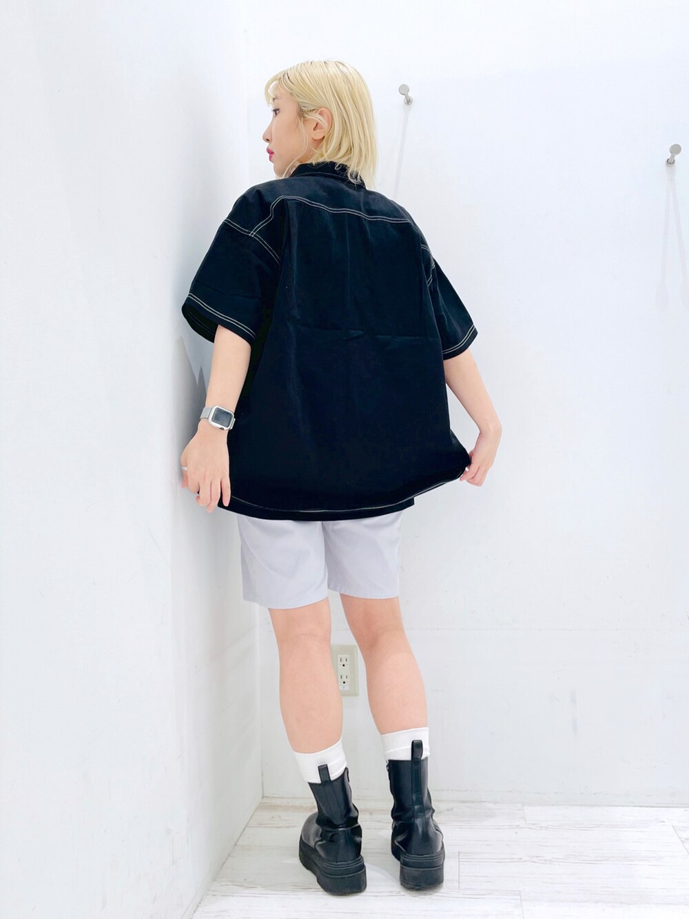 グレー系のその他パンツ、ブラック系のシャツ/ブラウス、ブラック系のTシャツ/カットソーを着用したレディースの春コーディネートの2枚目の写真