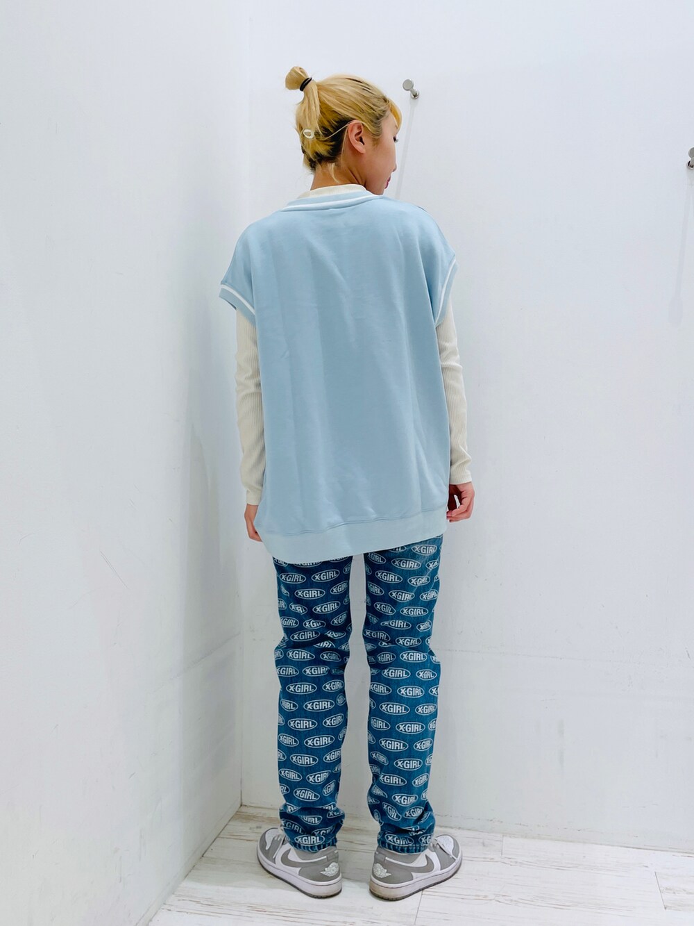 ブルー系のデニムパンツ、ブルー系のベスト、その他のTシャツ/カットソーを着用したレディースの春コーディネートの2枚目の写真