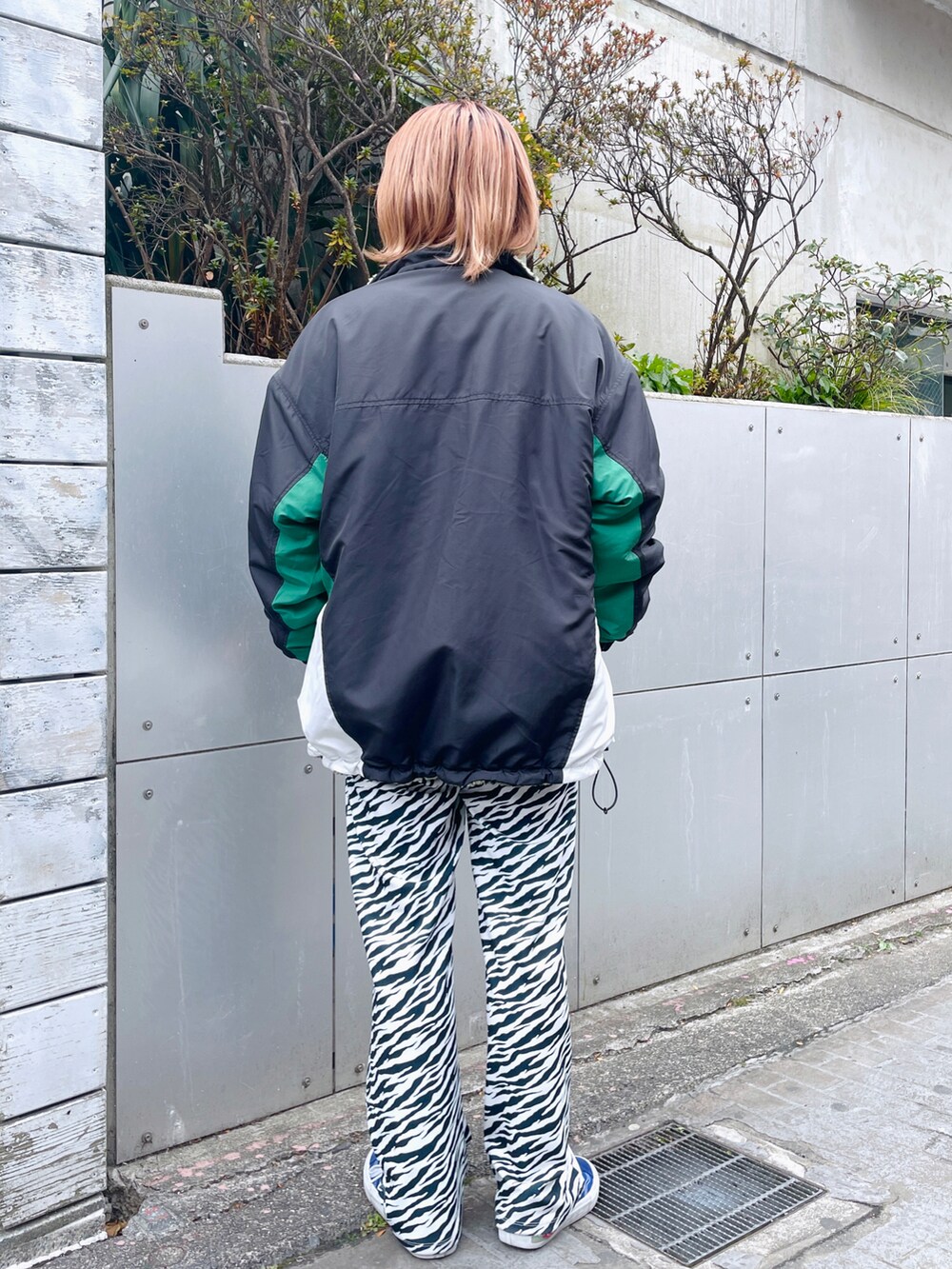 ホワイト系のその他パンツ、グレー系のスウェット、イエロー系のナイロンジャケットを着用したレディースの冬コーディネートの2枚目の写真