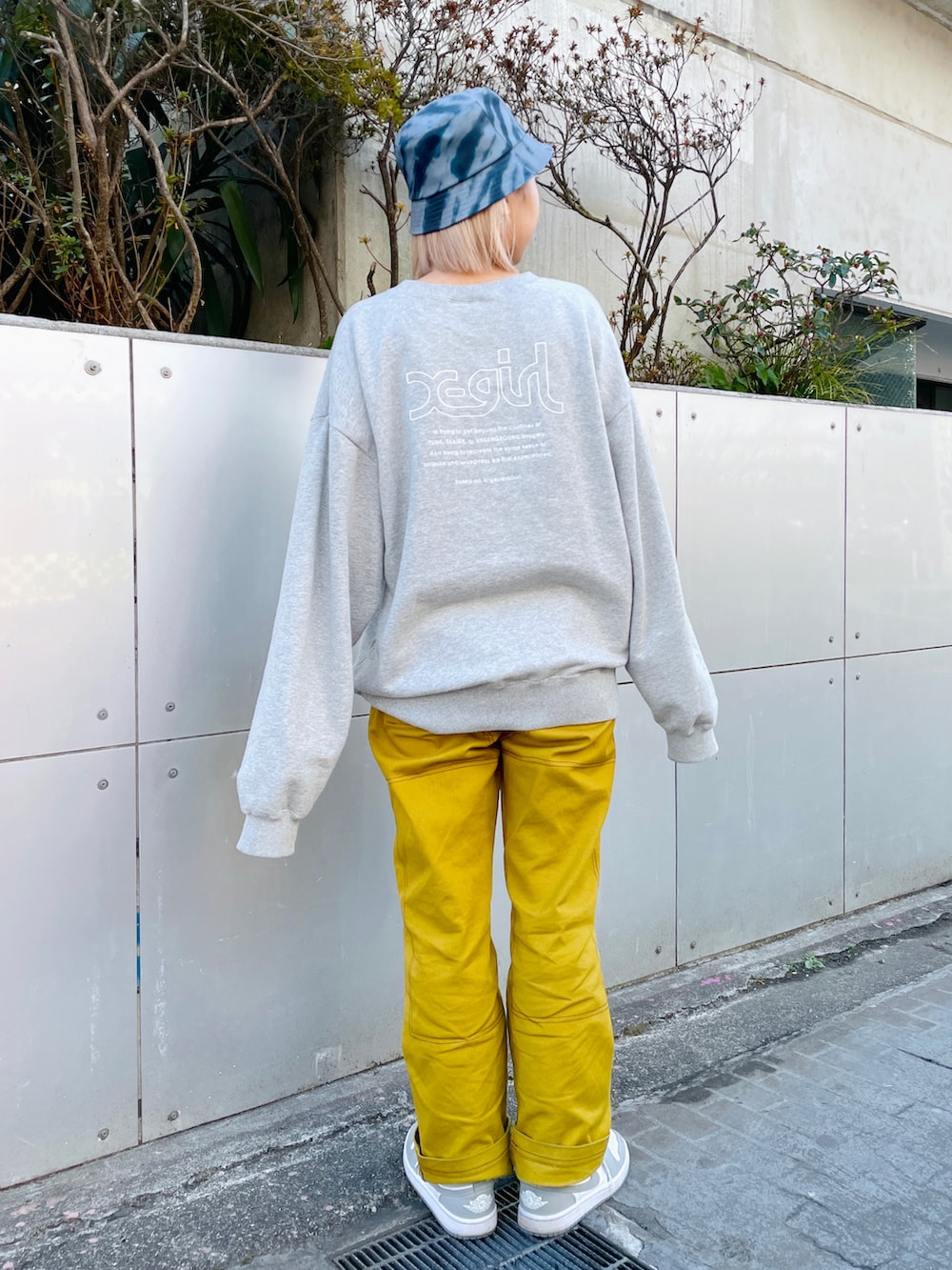 ブラウン系のその他パンツ、グレー系のスウェット、ブラック系のハットを着用したレディースの冬コーディネートの2枚目の写真