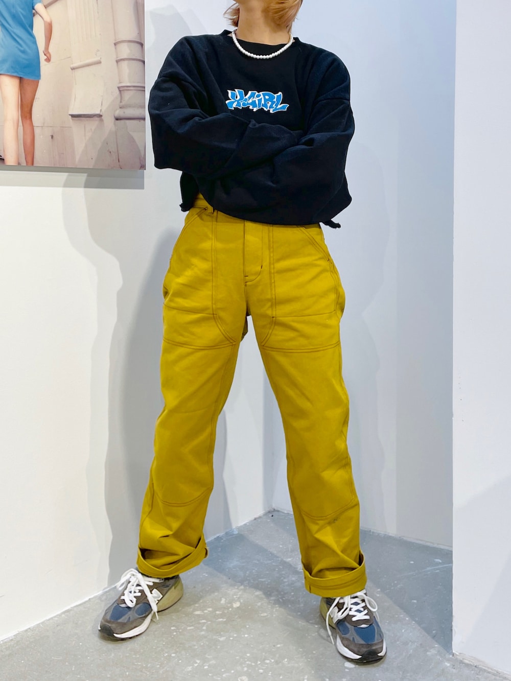 ブラウン系のその他パンツ、ブラック系のスウェット、ベージュ系のハットを着用したレディースの冬コーディネートの3枚目の写真