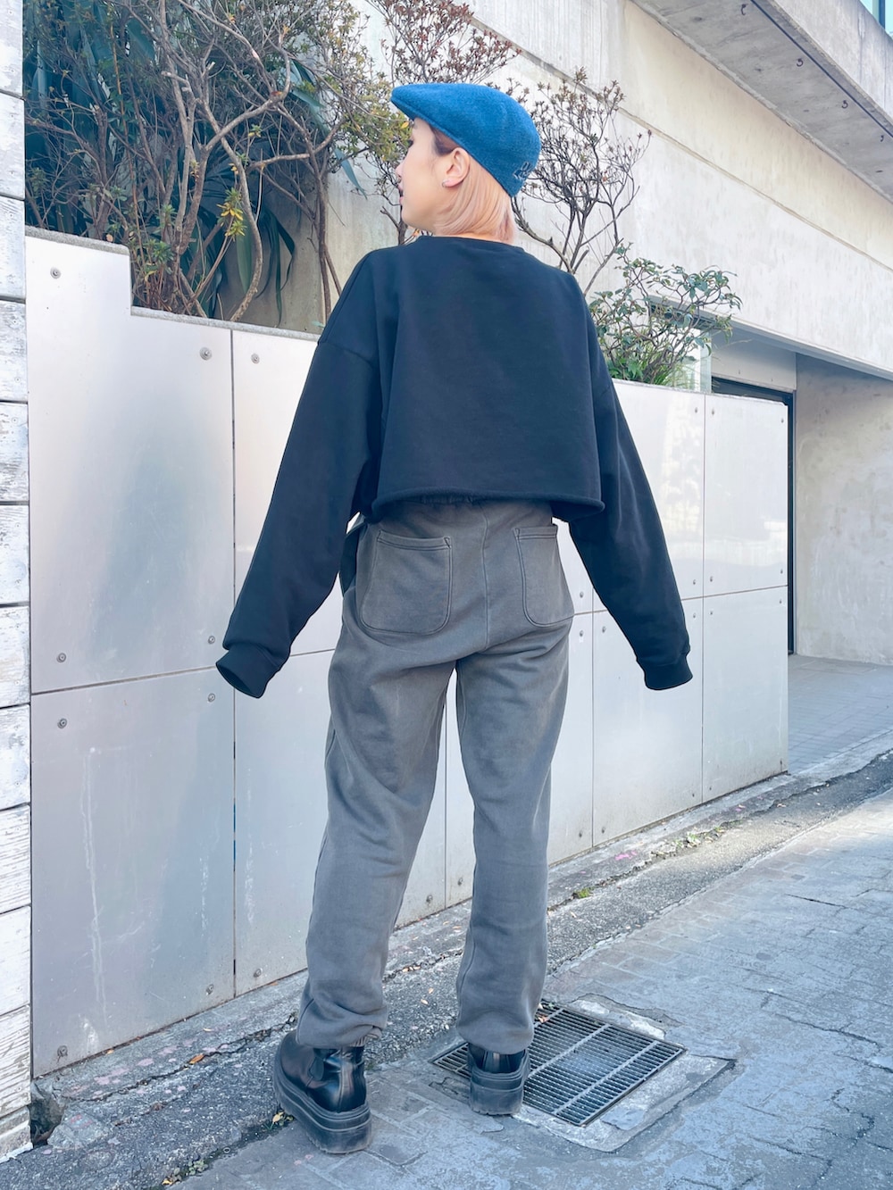 ブラック系のスウェット、ブラック系のスウェットパンツ、ブルー系のハンチング/ベレー帽を着用したレディースの冬コーディネートの3枚目の写真