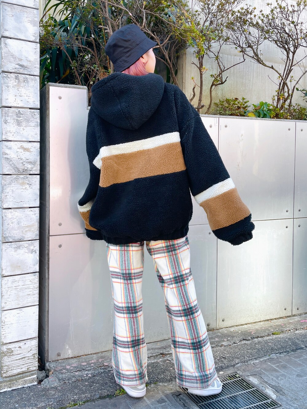 ホワイト系のその他パンツ、ブラック系のブルゾン、ブラック系のハットを着用したレディースの冬コーディネートの3枚目の写真