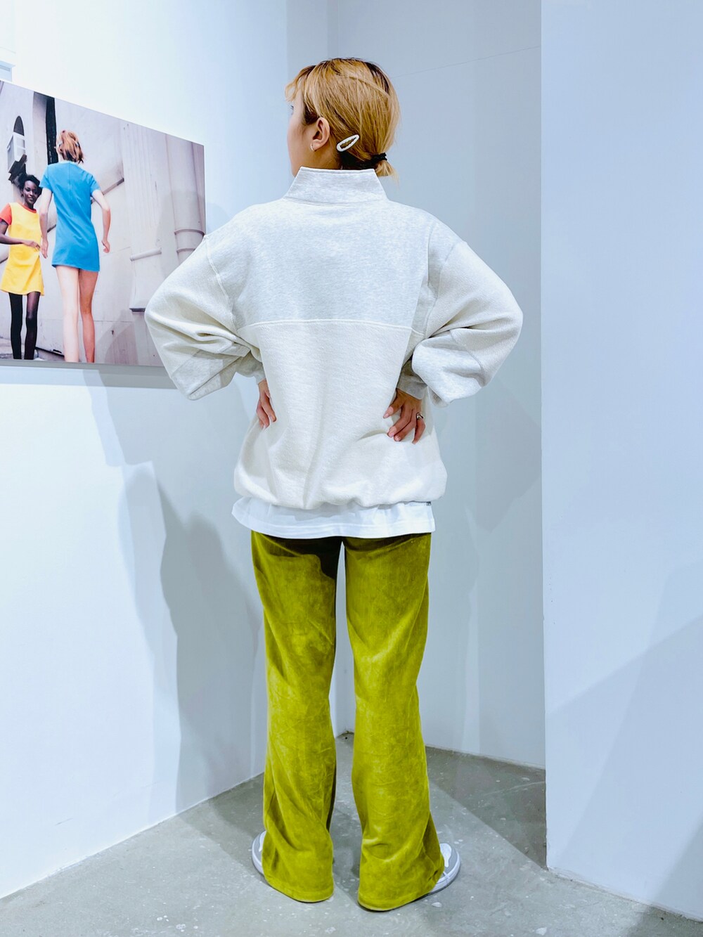 グリーン系のその他パンツ、グレー系のスウェット、ホワイト系のTシャツ/カットソーを着用したレディースの冬コーディネートの2枚目の写真