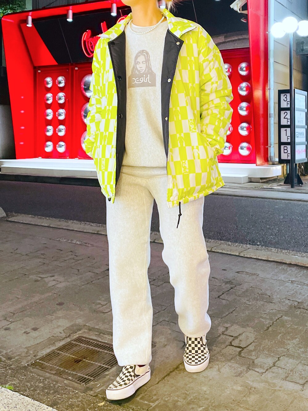 グレー系のスウェット、グレー系のスウェットパンツ、ブラック系のブルゾンを着用したレディースの秋コーディネートの2枚目の写真