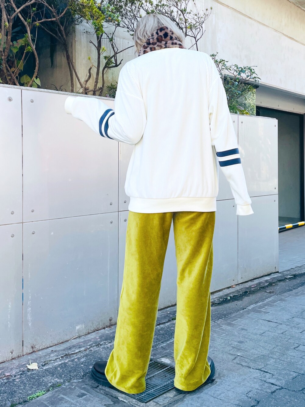 ホワイト系のTシャツ/カットソー、グリーン系のその他パンツ、ブラック系のブーツを着用したレディースの秋コーディネートの5枚目の写真