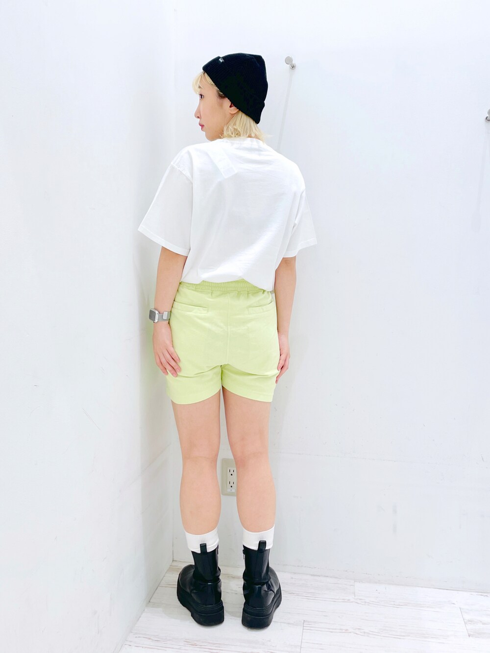 ホワイト系のTシャツ/カットソー、グリーン系のその他パンツ、ブラック系のニットキャップ/ビーニーを着用したレディースの春コーディネートの2枚目の写真