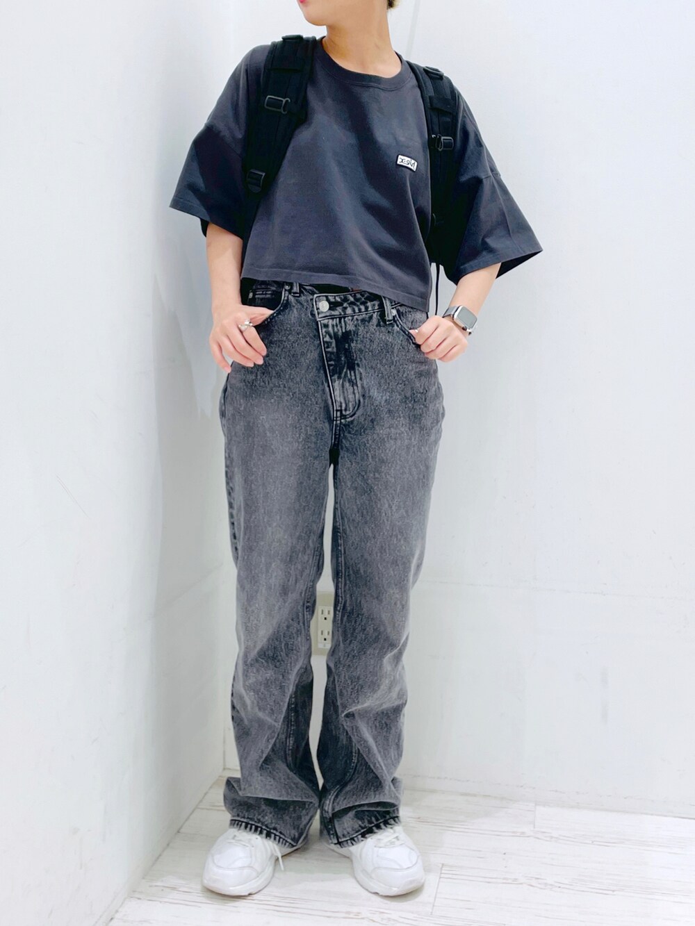 ブラック系のデニムパンツ、レッド系のバックパック/リュック、イエロー系のグラス/マグカップ/タンブラーを着用したレディースの春コーディネートの4枚目の写真