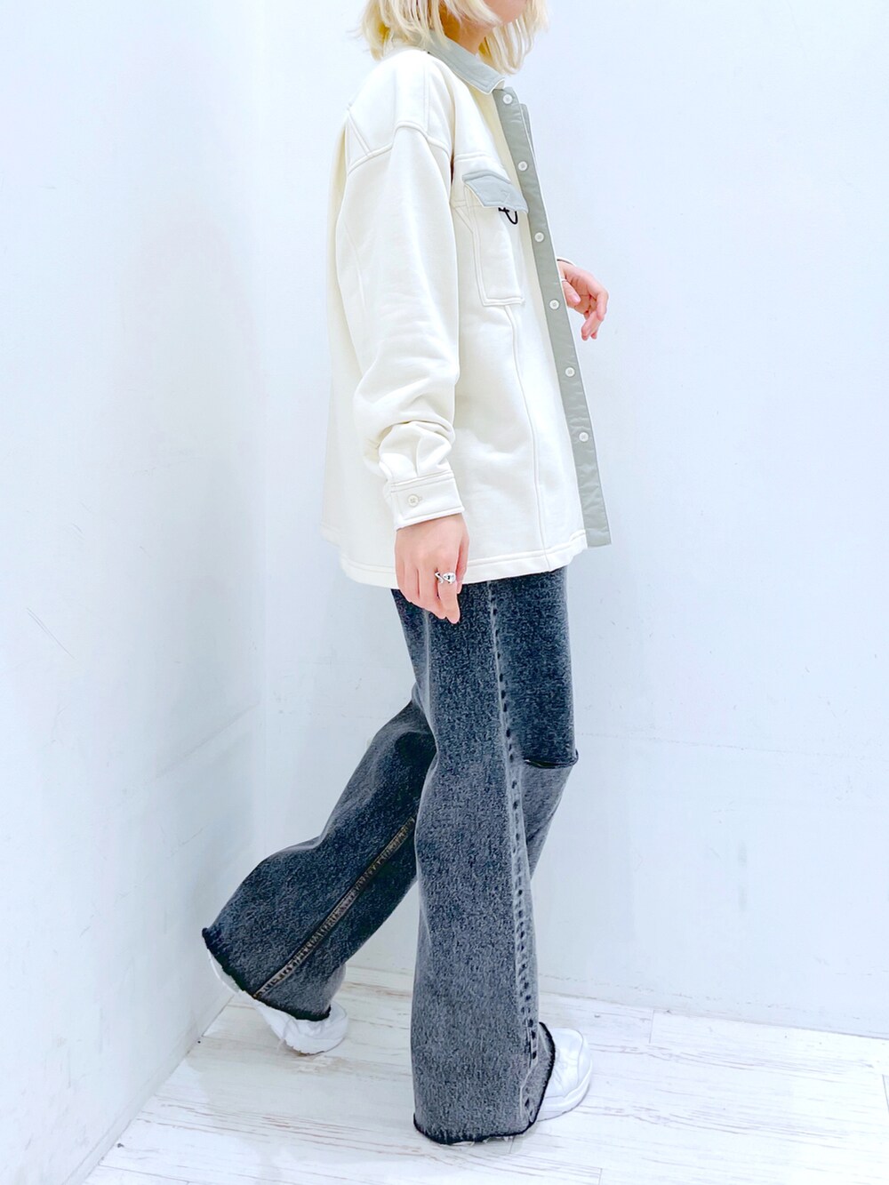 ブラック系のデニムパンツ、ホワイト系のシャツ/ブラウス、ホワイト系のTシャツ/カットソーを着用したレディースの春コーディネートの2枚目の写真