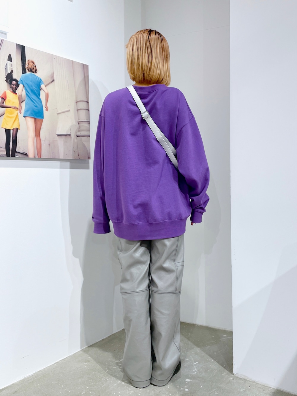 シルバー系のショルダーバッグ、パープル系のスウェット、グレー系のその他パンツを着用したレディースの冬コーディネートの2枚目の写真