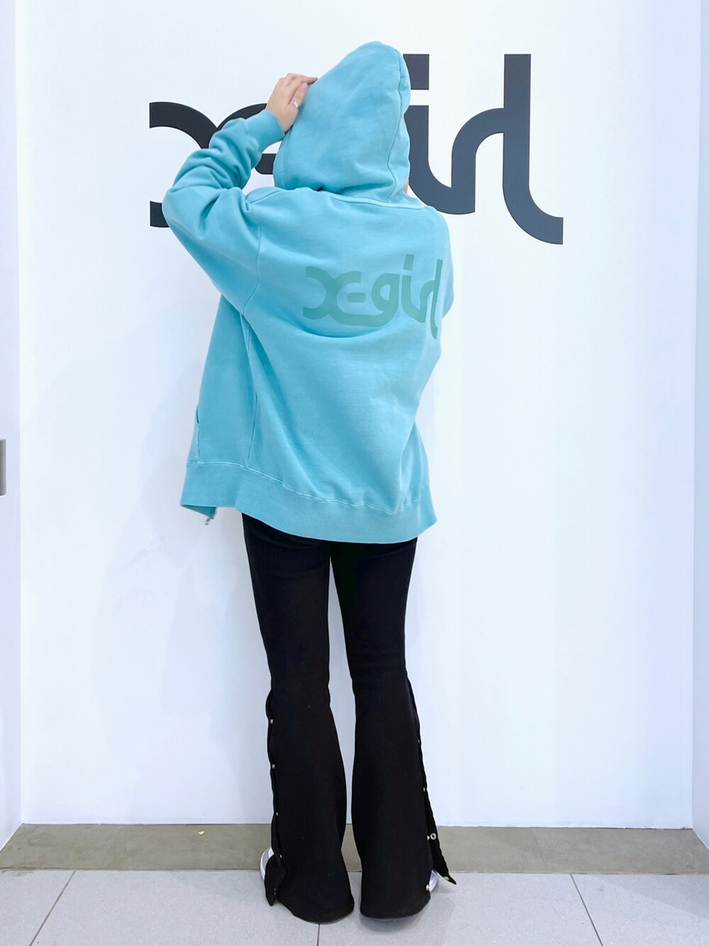 ブラック系のその他パンツ、その他のTシャツ/カットソー、グリーン系のパーカーを着用したレディースの冬コーディネートの2枚目の写真