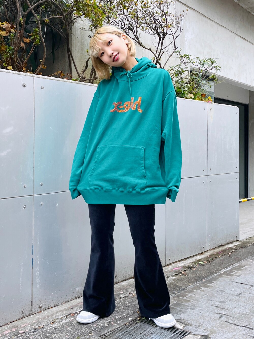 ブラック系のその他パンツ、ブラック系のブルゾン、グリーン系のパーカーを着用したレディースの冬コーディネートの3枚目の写真