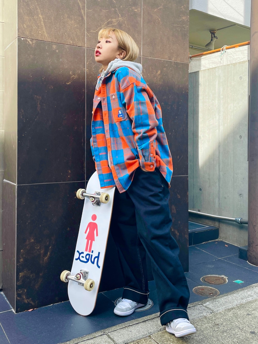 グレー系のパーカー、オレンジ系のシャツ/ブラウス、ブラック系のその他パンツを着用したレディースの冬コーディネートの2枚目の写真