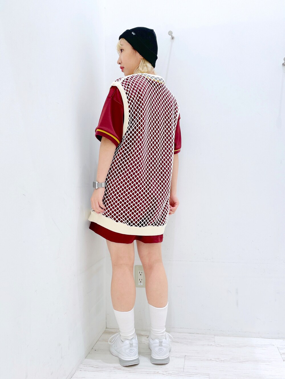 ホワイト系のTシャツ/カットソー、レッド系のTシャツ/カットソーを着用したレディースの春コーディネートの2枚目の写真