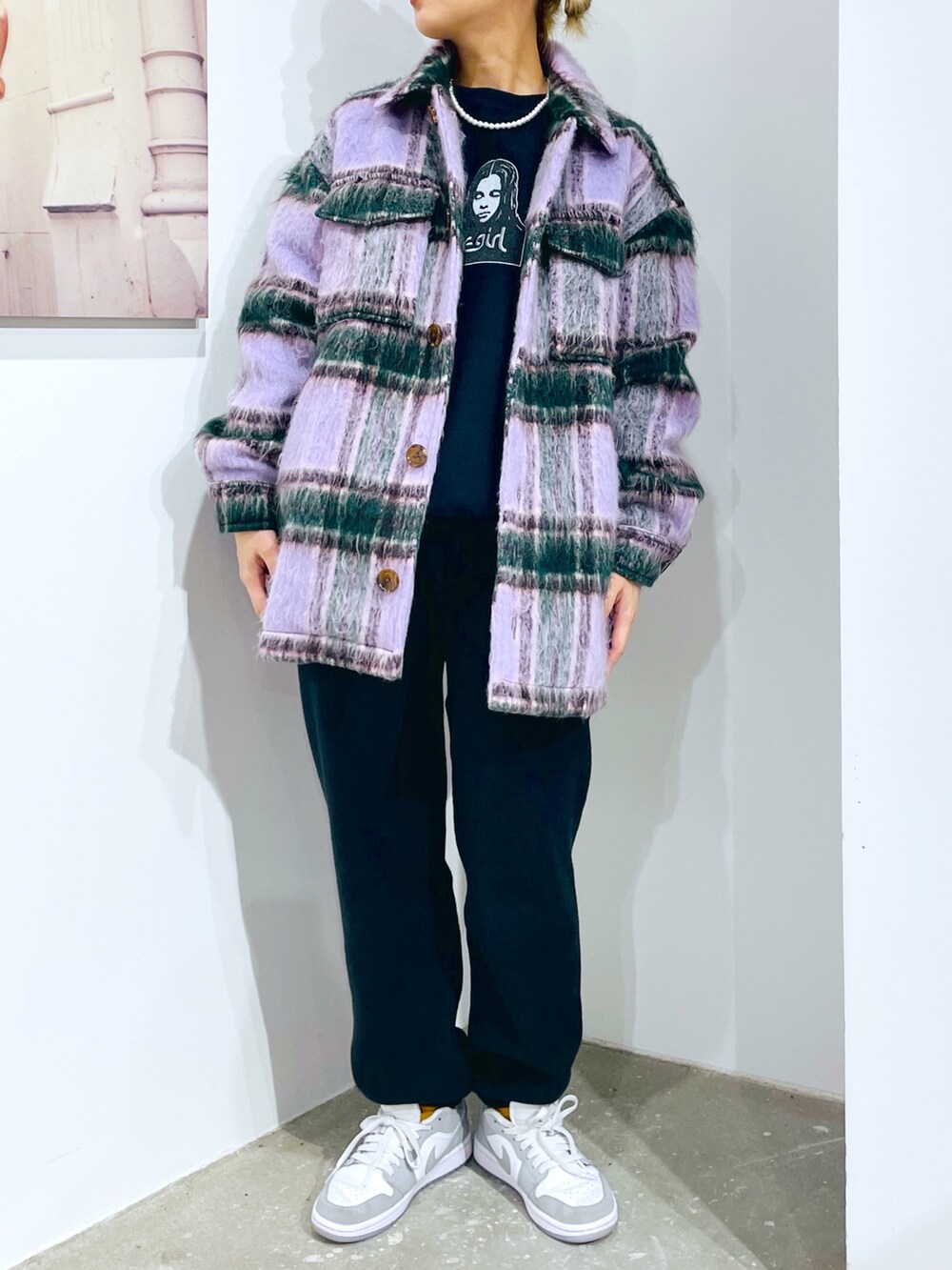 ブラック系のスウェットパンツ、ブラック系のスウェット、パープル系のその他アウターを着用したレディースの秋コーディネートの2枚目の写真