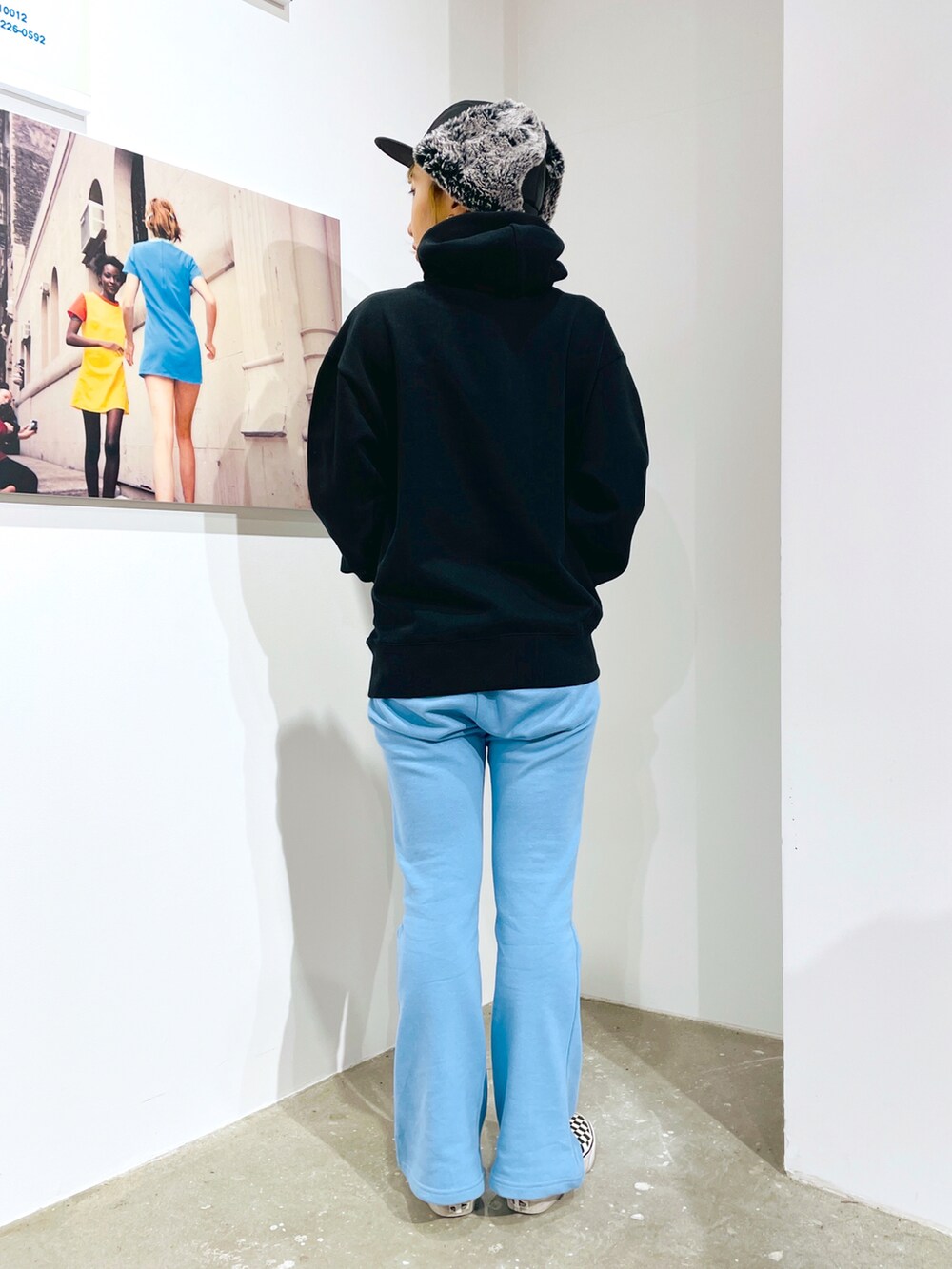 ブルー系のスウェットパンツ、ブラック系のパーカー、ブラック系のブルゾンを着用したレディースの秋コーディネートの3枚目の写真