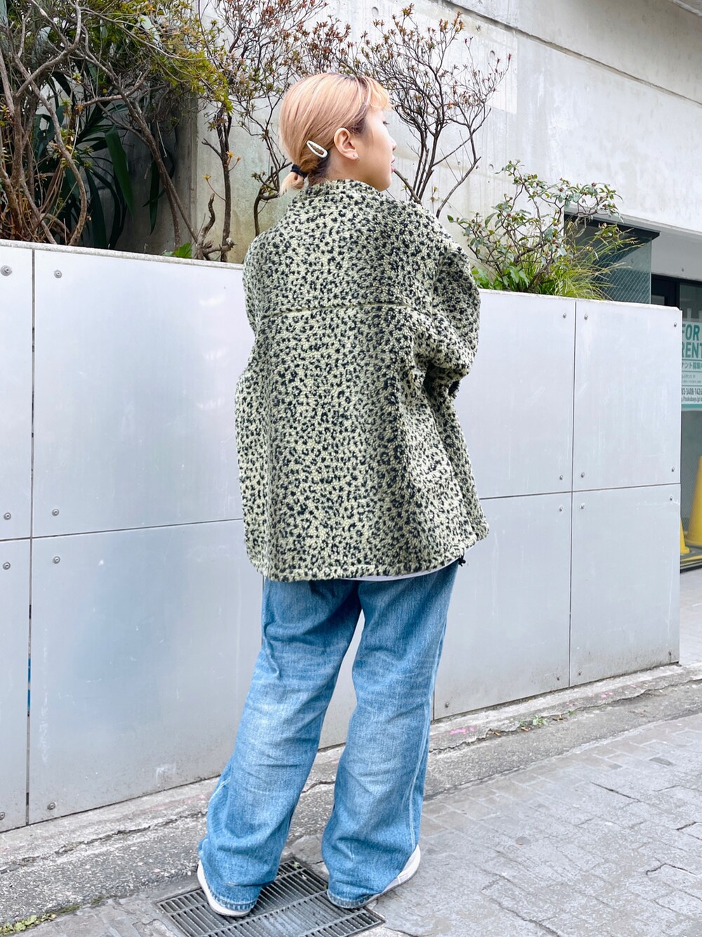 ブルー系のデニムパンツ、ホワイト系のTシャツ/カットソー、イエロー系のナイロンジャケットを着用したレディースの冬コーディネートの2枚目の写真