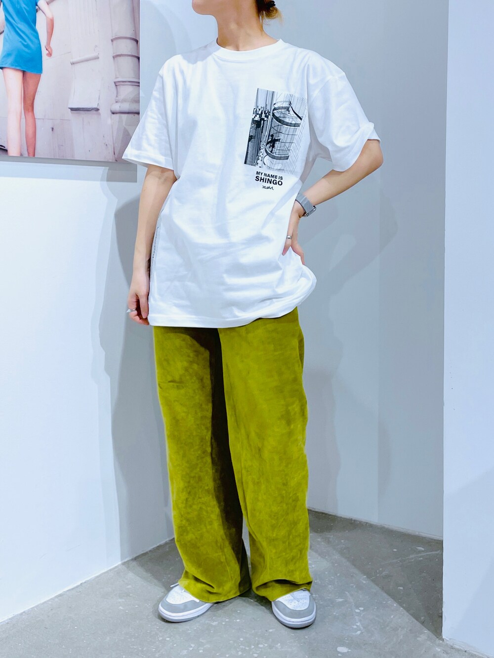 グリーン系のその他パンツ、グレー系のスウェット、ホワイト系のTシャツ/カットソーを着用したレディースの冬コーディネートの4枚目の写真