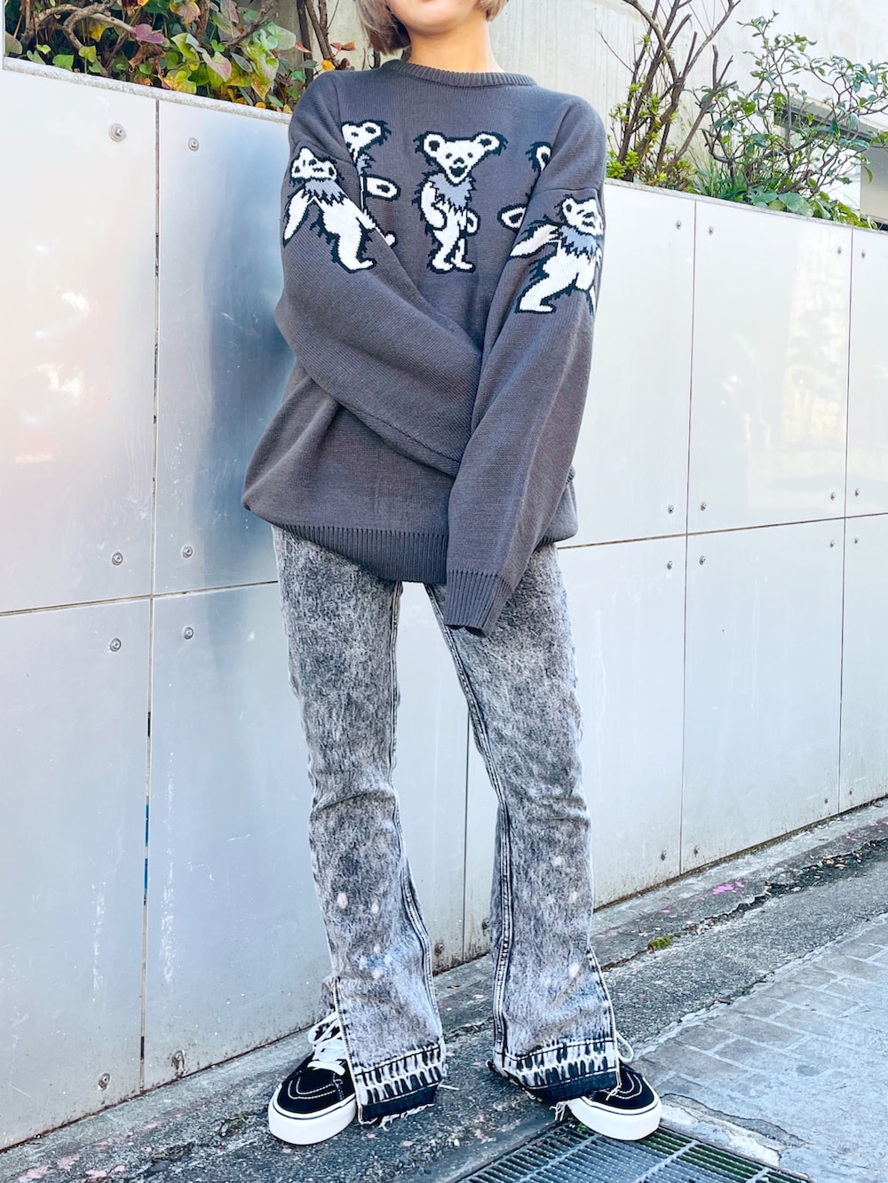 グレー系のニット/セーター、ブラック系のデニムパンツ、ブラック系のハットを着用したレディースの秋コーディネートの5枚目の写真