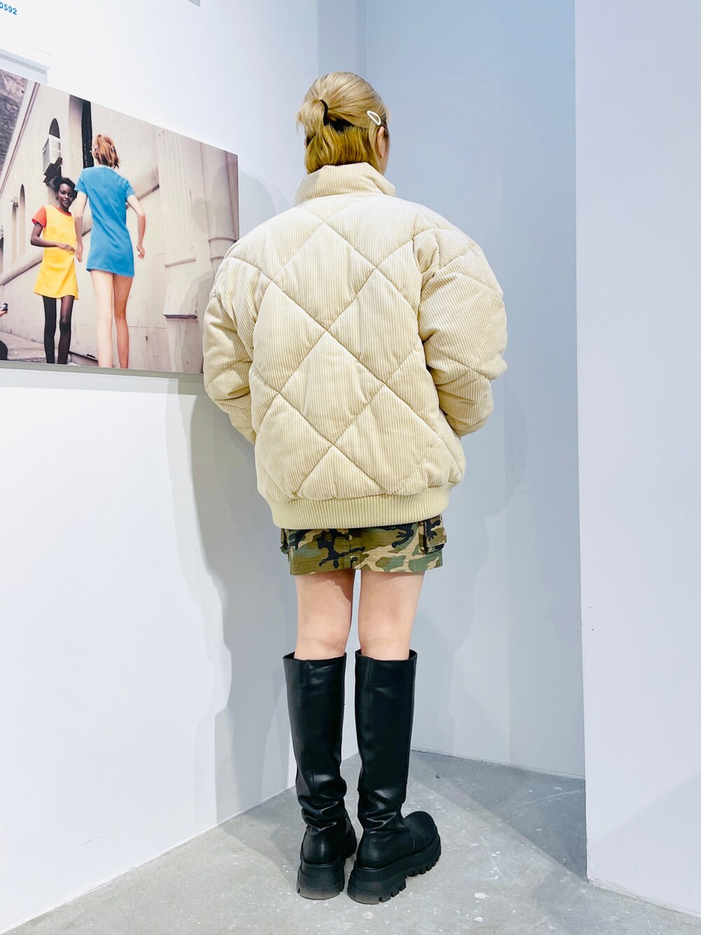 ホワイト系のダウンジャケット/コート、ホワイト系のニット/セーター、その他のスカートを着用したレディースの冬コーディネートの3枚目の写真